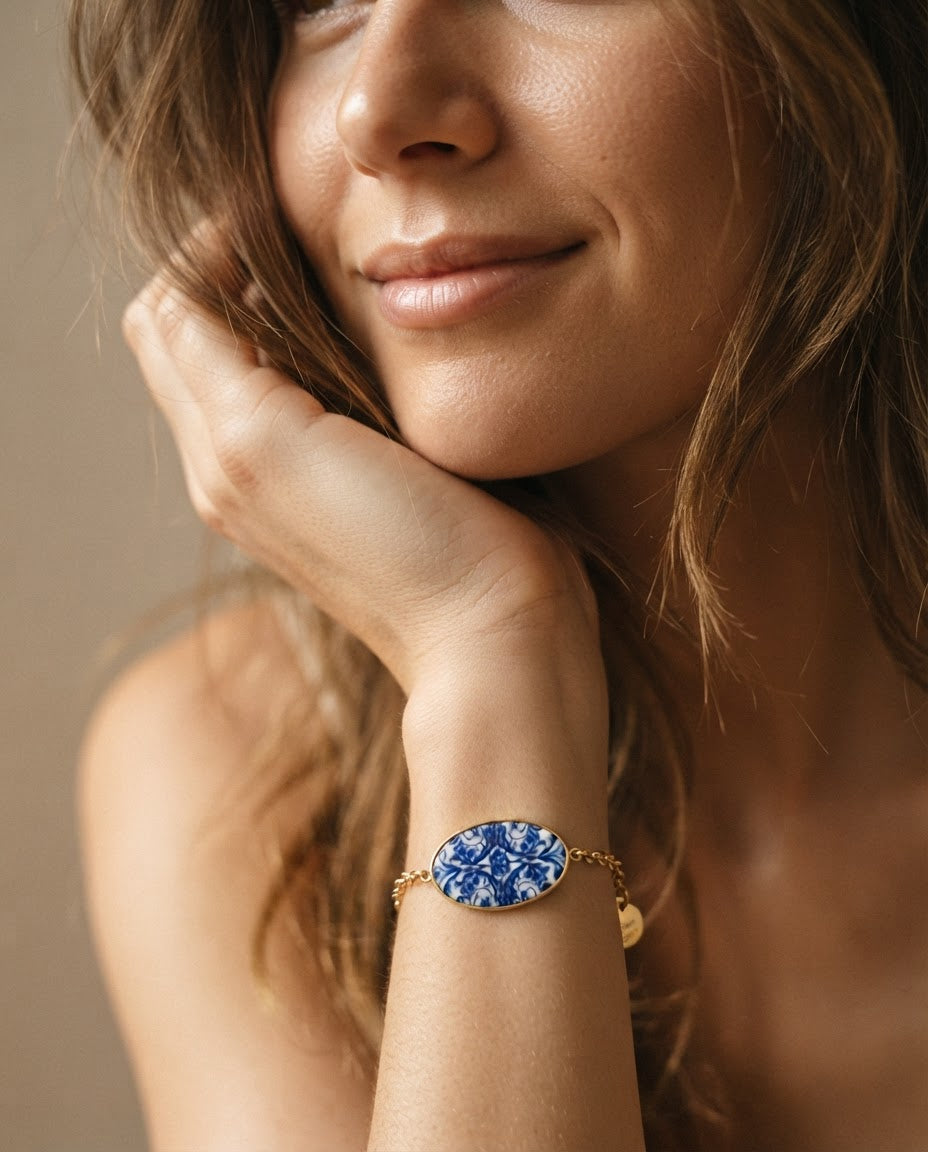Mulher elegante a mostrar pulseira Medalhão de Coimbra
